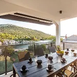 Beachfront Marivi With Pool And Game