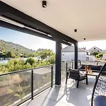 Beachfront Marivi With Pool And Game *