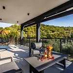 Beachfront Marivi With Pool And Game Villa Podglavica