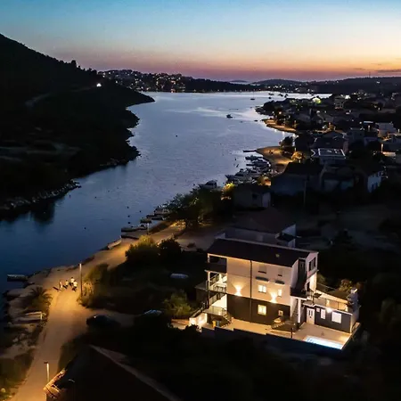 Villa Beachfront Marivi With Pool, Jacuzzi And Game Podglavica