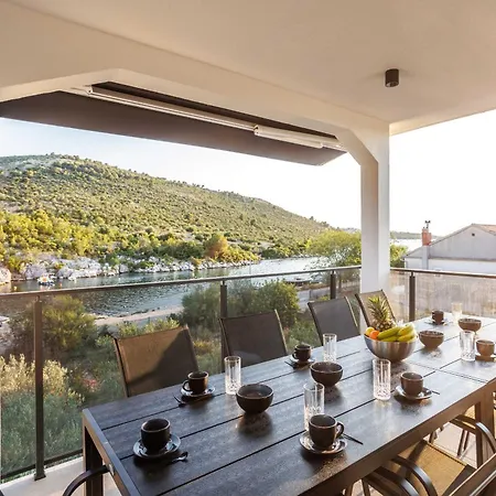Beachfront Marivi With Pool, Jacuzzi And Game