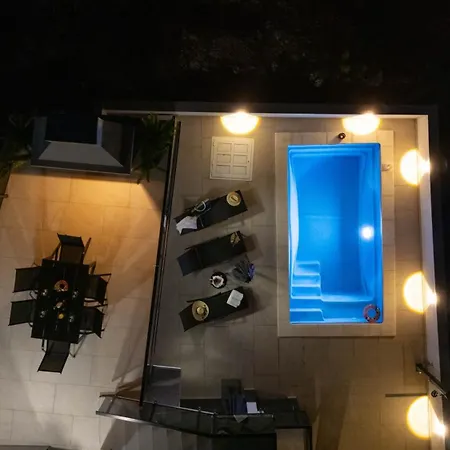 Beachfront Marivi With Pool And Game Vila *