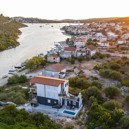 Beachfront Marivi With Pool, Jacuzzi And Game *