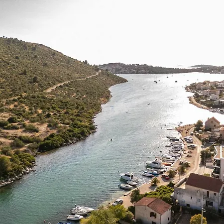 Beachfront Marivi With Pool And Game