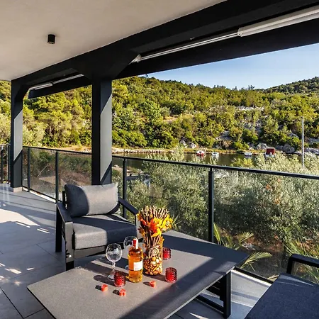 Beachfront Marivi With Pool And Game Villa Podglavica