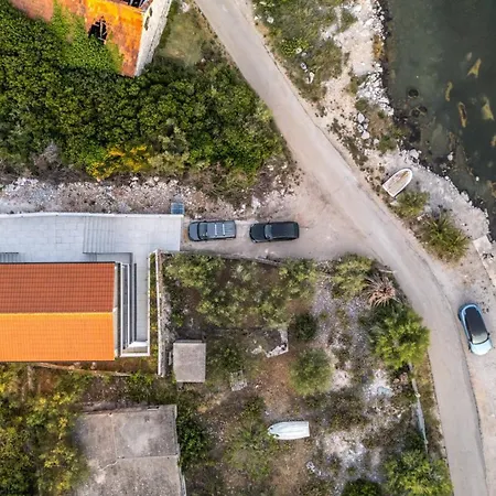 Beachfront Marivi With Pool And Game Vila Podglavica