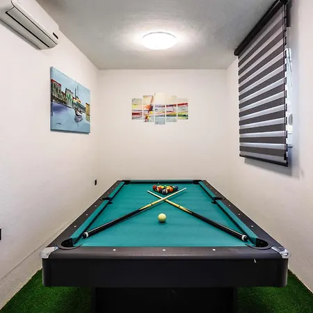 Beachfront Marivi With Pool And Game Podglavica