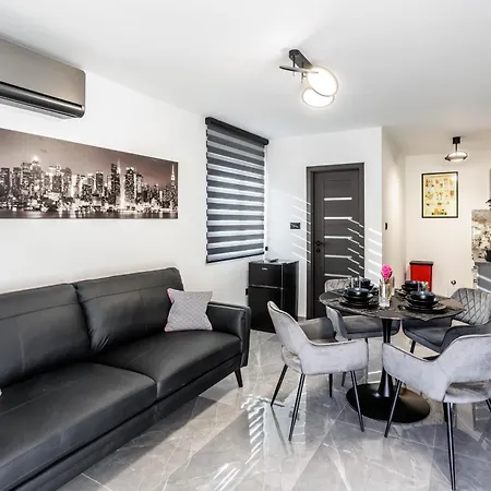 Beachfront Marivi With Pool And Game Vila *