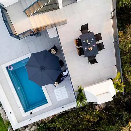 Beachfront Marivi With Pool And Game Vila *