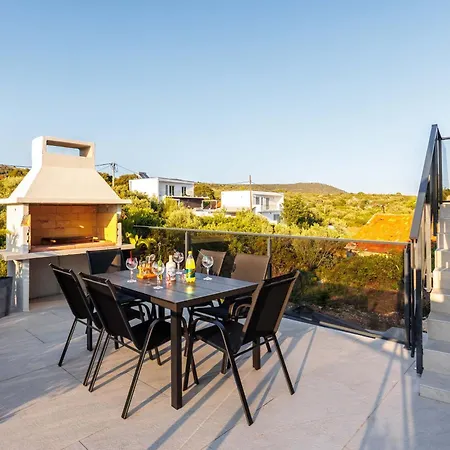 Vila Beachfront Marivi With Pool And Game *