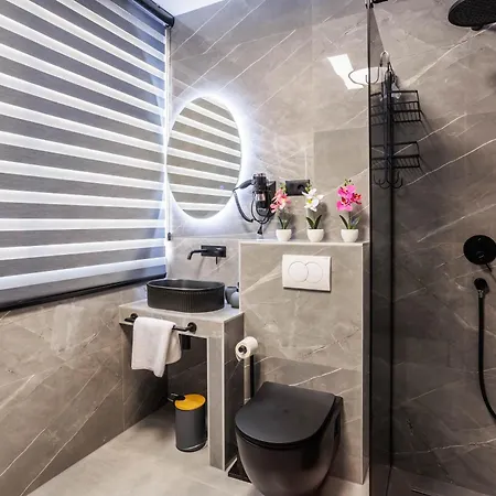 Beachfront Marivi With Pool And Game