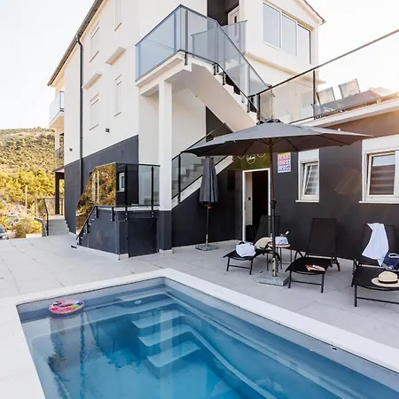 Beachfront Marivi With Pool, Jacuzzi And Game * Podglavica