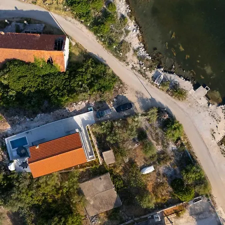 Beachfront Marivi With Pool And Game Vila