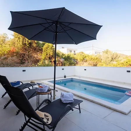 Beachfront Marivi With Pool And Game Vila *