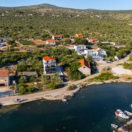 Villa Beachfront Marivi With Pool, Jacuzzi And Game Podglavica