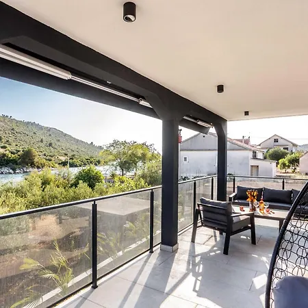 Beachfront Marivi With Pool And Game *