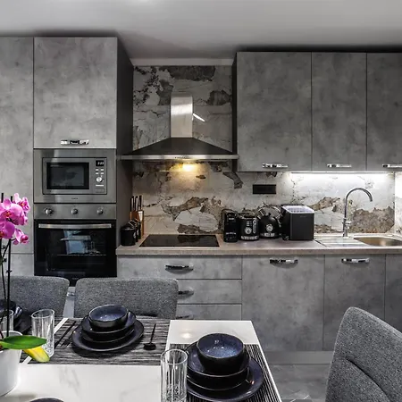 Beachfront Marivi With Pool And Game