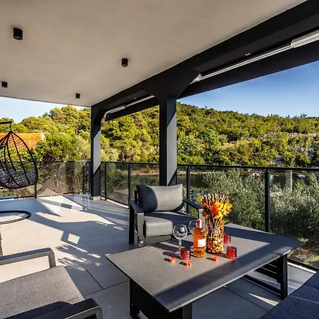 Beachfront Marivi With Pool And Game Vila Podglavica