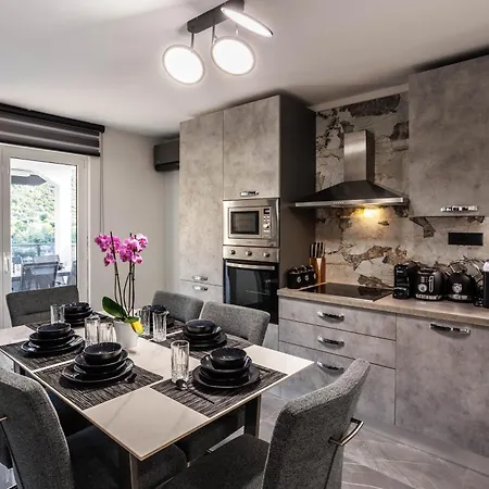 Beachfront Marivi With Pool And Game * Podglavica