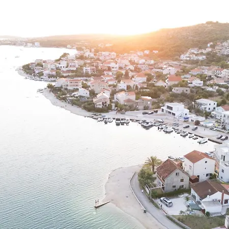 Beachfront Marivi With Pool, Jacuzzi And Game