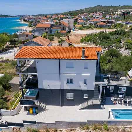 Beachfront Marivi With Pool, Jacuzzi And Game *