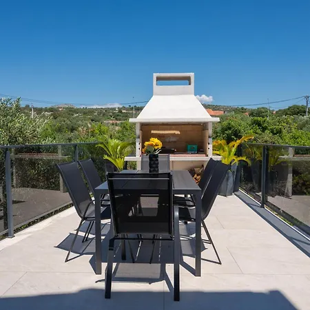 Villa Beachfront Marivi With Pool, Jacuzzi And Game *