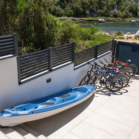 Villa Beachfront Marivi With Pool, Jacuzzi And Game