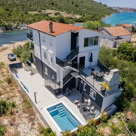 Beachfront Marivi With Pool, Jacuzzi And Game *