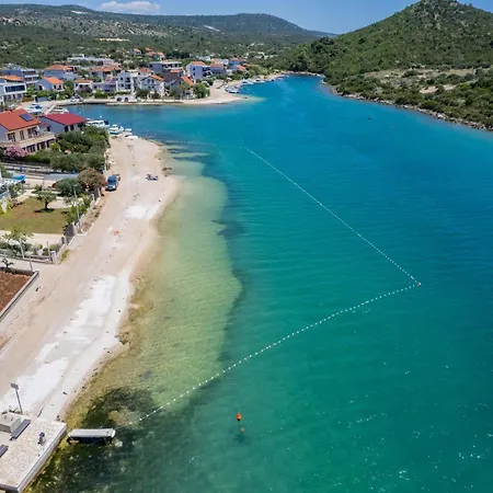 Beachfront Marivi With Pool, Jacuzzi And Game