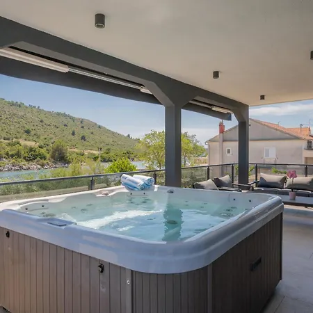 Beachfront Marivi With Pool, Jacuzzi And Game Villa *