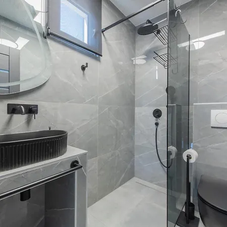 Villa Beachfront Marivi With Pool, Jacuzzi And Game Podglavica