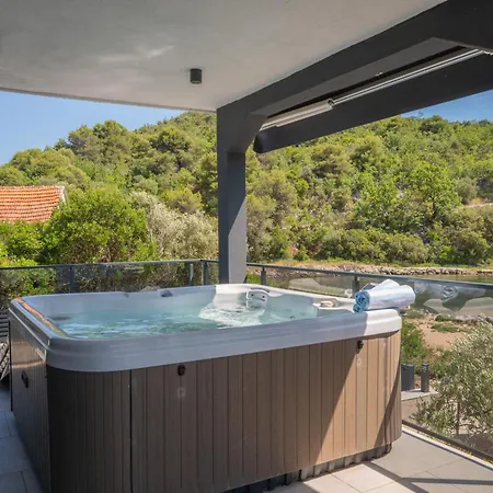Villa Beachfront Marivi With Pool, Jacuzzi And Game *