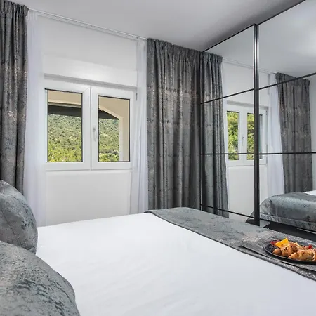 Villa Beachfront Marivi With Pool, Jacuzzi And Game