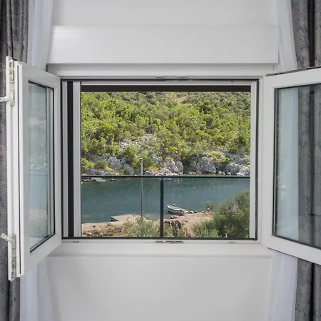 Villa Beachfront Marivi With Pool, Jacuzzi And Game