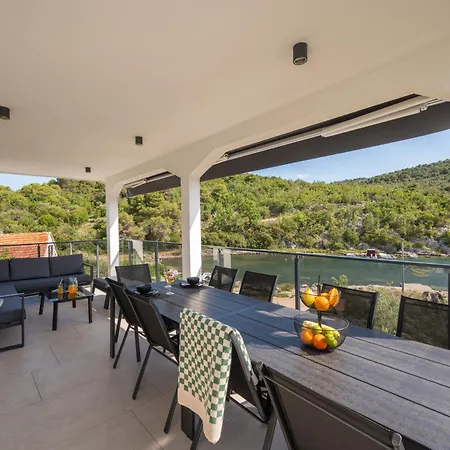 Beachfront Marivi With Pool, Jacuzzi And Game Villa Podglavica