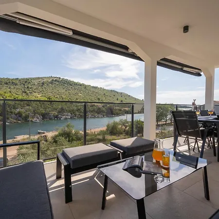 Beachfront Marivi With Pool, Jacuzzi And Game Villa Podglavica