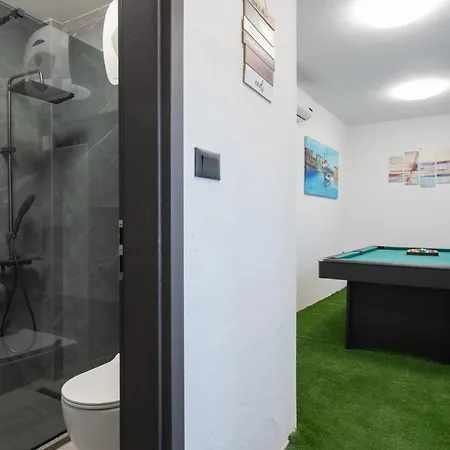 Villa Beachfront Marivi With Pool, Jacuzzi And Game
