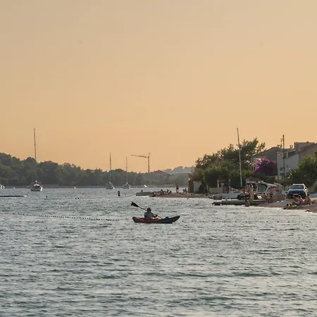 Villa Beachfront Marivi With Pool, Jacuzzi And Game Podglavica