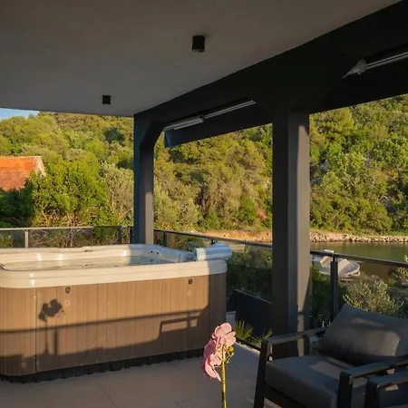 Villa Beachfront Marivi With Pool, Jacuzzi And Game *