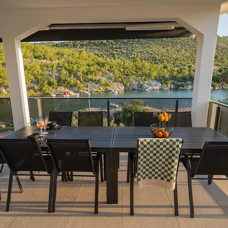 Beachfront Marivi With Pool, Jacuzzi And Game