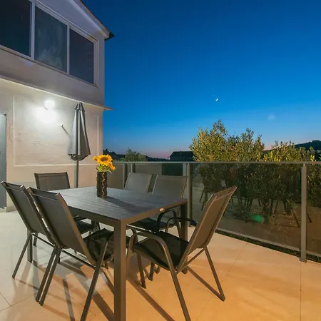 Beachfront Marivi With Pool, Jacuzzi And Game *