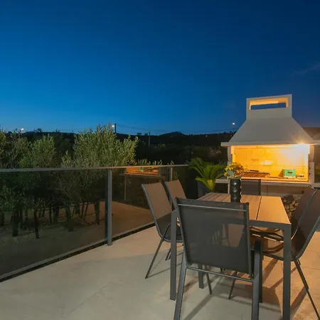 Villa Beachfront Marivi With Pool, Jacuzzi And Game