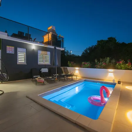 Beachfront Marivi With Pool, Jacuzzi And Game