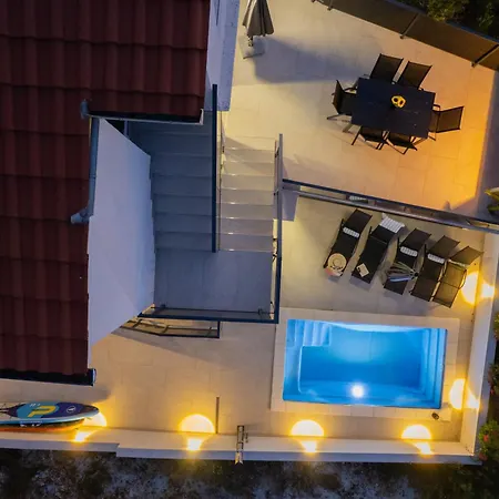 Villa Beachfront Marivi With Pool, Jacuzzi And Game