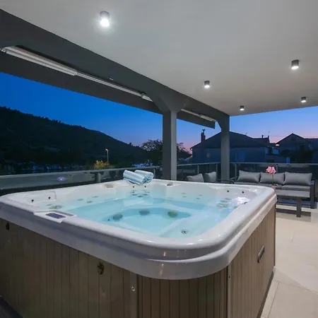 Beachfront Marivi With Pool, Jacuzzi And Game *