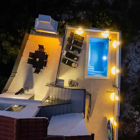 Beachfront Marivi With Pool, Jacuzzi And Game Villa Podglavica