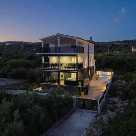 Beachfront Marivi With Pool, Jacuzzi And Game