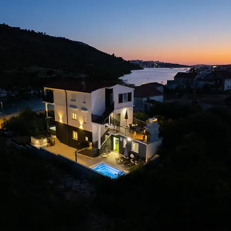 Beachfront Marivi With Pool, Jacuzzi And Game * Podglavica