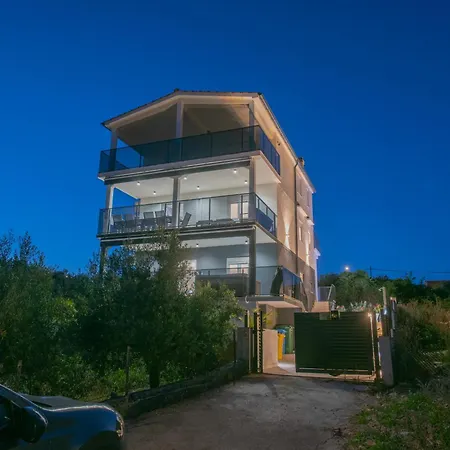 Beachfront Marivi With Pool, Jacuzzi And Game Villa