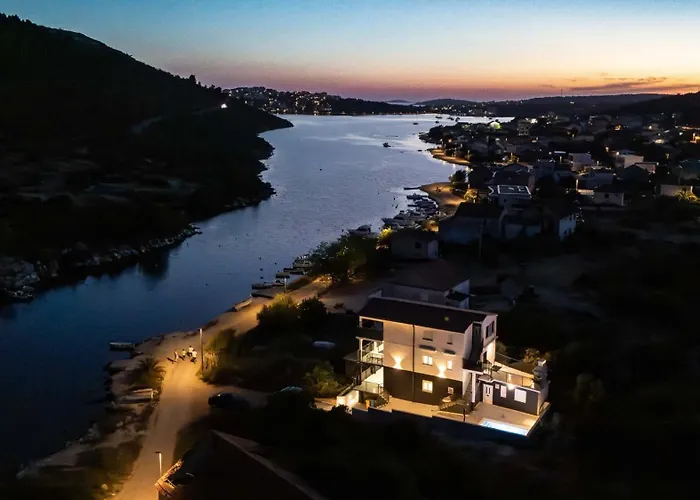 Villa Beachfront Marivi With Pool And Game Podglavica